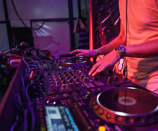 dj-playing-music-mixer-min (2)