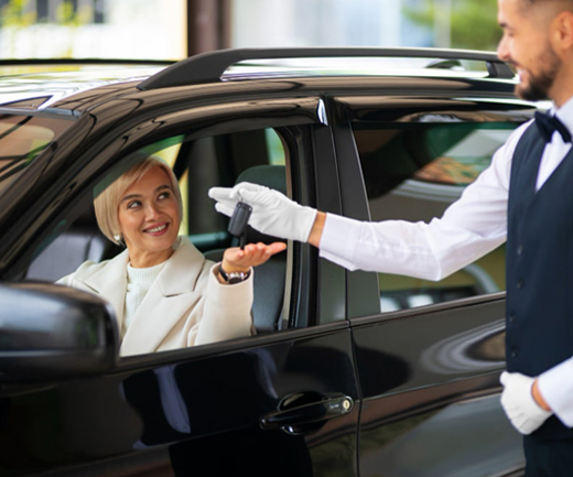 woman-exchanging-car-keys-with-parking-valet-min (2)